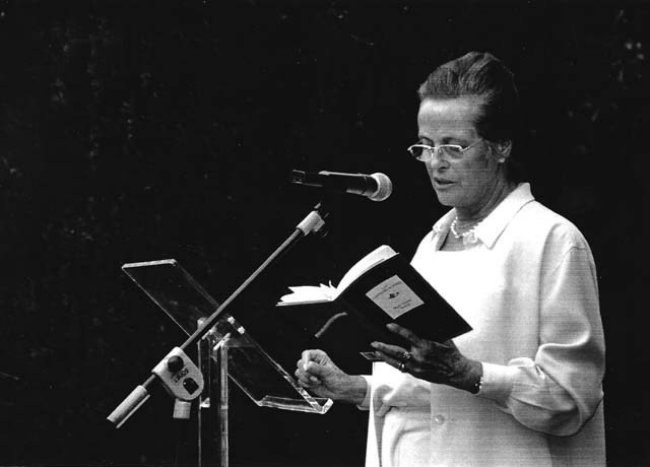 <p>Celebramos los 90 años de María Victoria Atencia con la publicación de <em>Una luz imprevista</em></p>